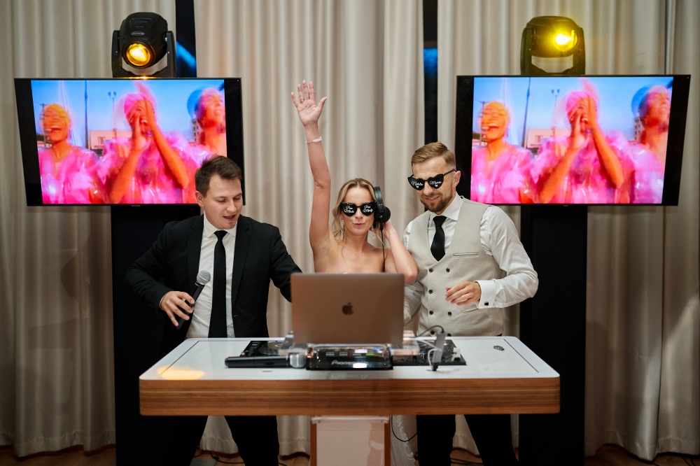 Ile kosztuje DJ na wesele w 2026 roku? Aktualne ceny i od czego zależą